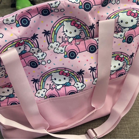 💕Hello Kitty Duffle Bag FREE pillow💕 - Picture 3 of 8
